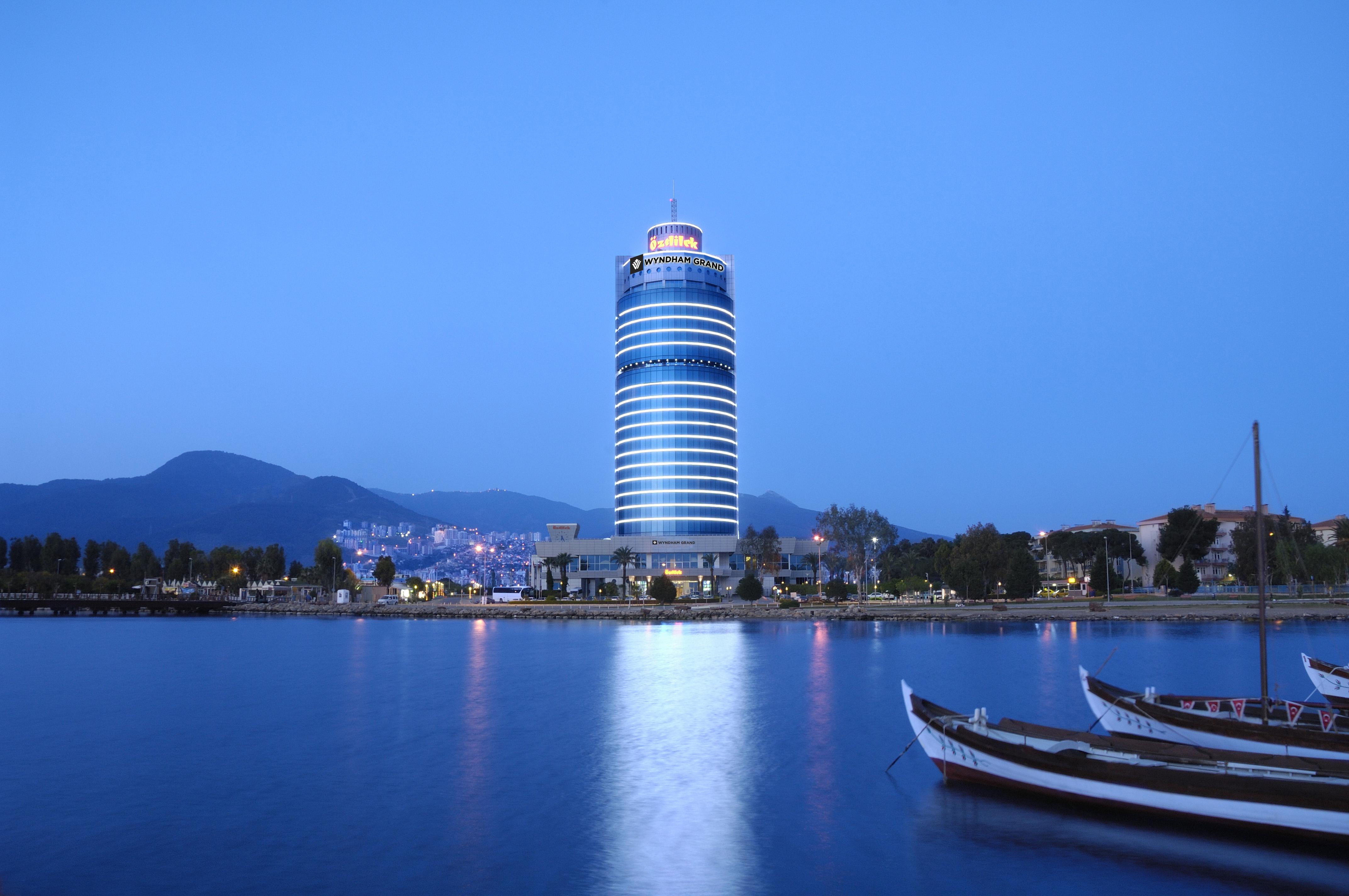 Wyndham Grand Izmir Ozdilek Thermal & Spa Hotel Exterior photo