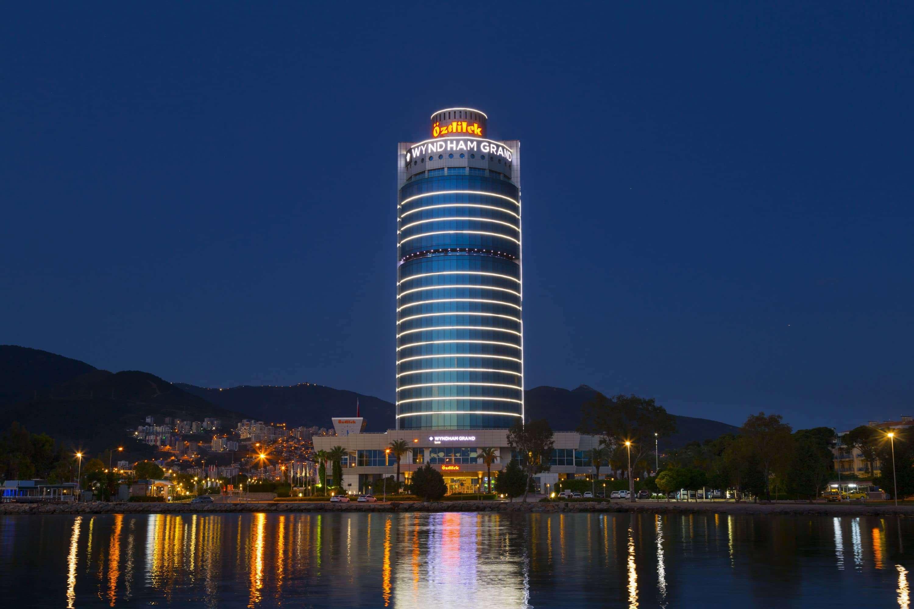 Wyndham Grand Izmir Ozdilek Thermal & Spa Hotel Exterior photo